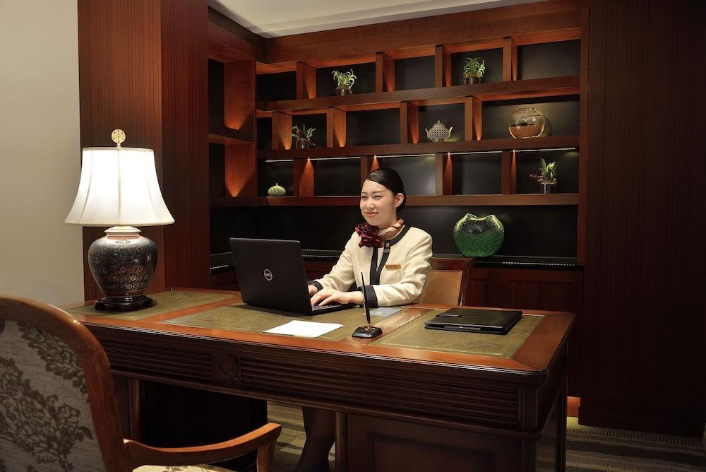 Hotel Chinzanso Tokyo Room Type - Premier Garden Suite, 1 King Bed, Non Smoking / Lounge and Spa Access Hotel Chinzanso Tokyo Room Type - Premier Garden Suite, 1 King Bed, Non Smoking / Lounge and Spa Access