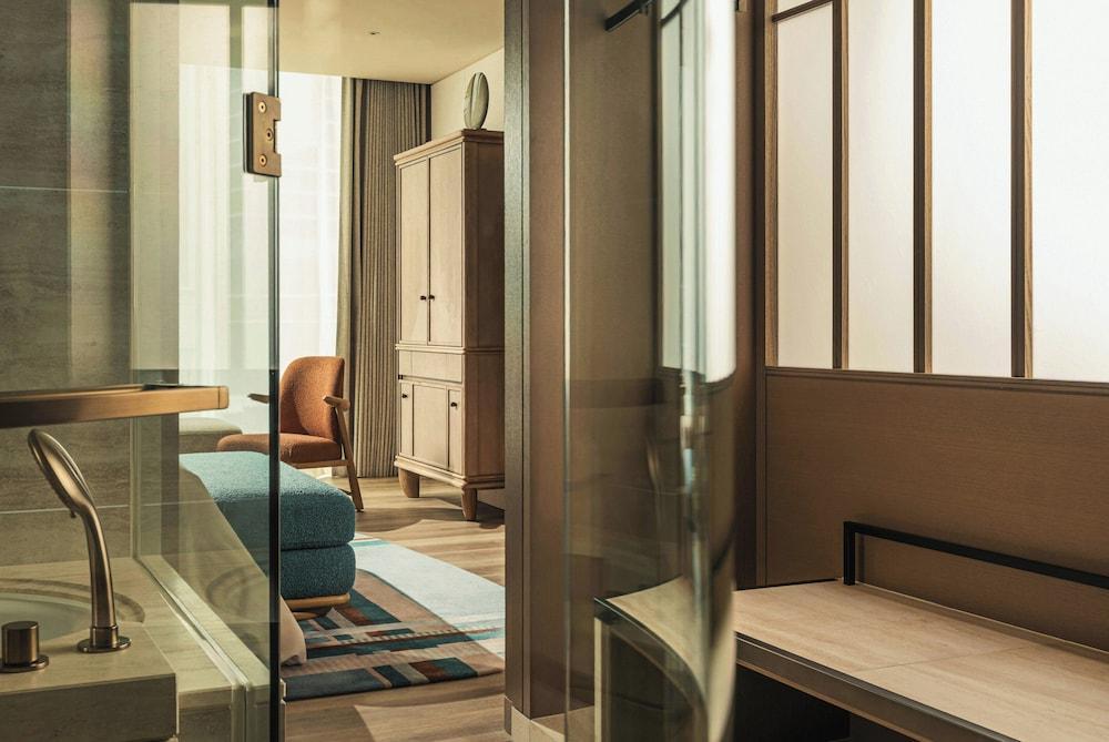 Four Seasons Hotel Tokyo at Marunouchi - Tap to explore photos
