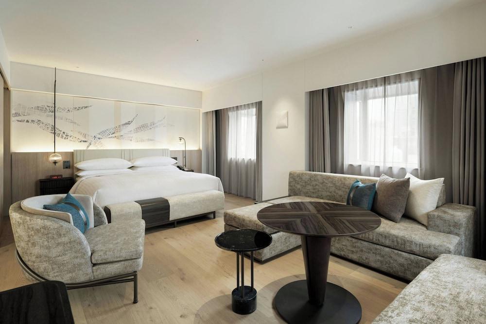 Courtyard by Marriott Tokyo Ginza Room Type - Premium Room, 1 King Bed, Corner