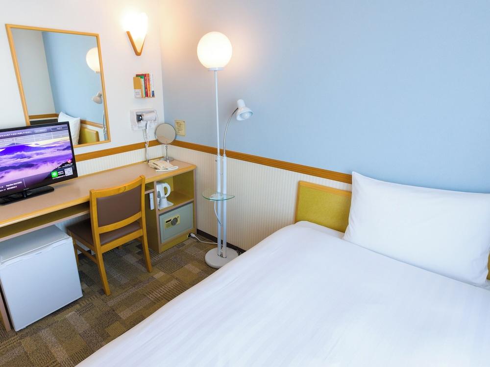 Toyoko Inn Tokyo Station Shin Ohashi Mae - Tap to explore photos