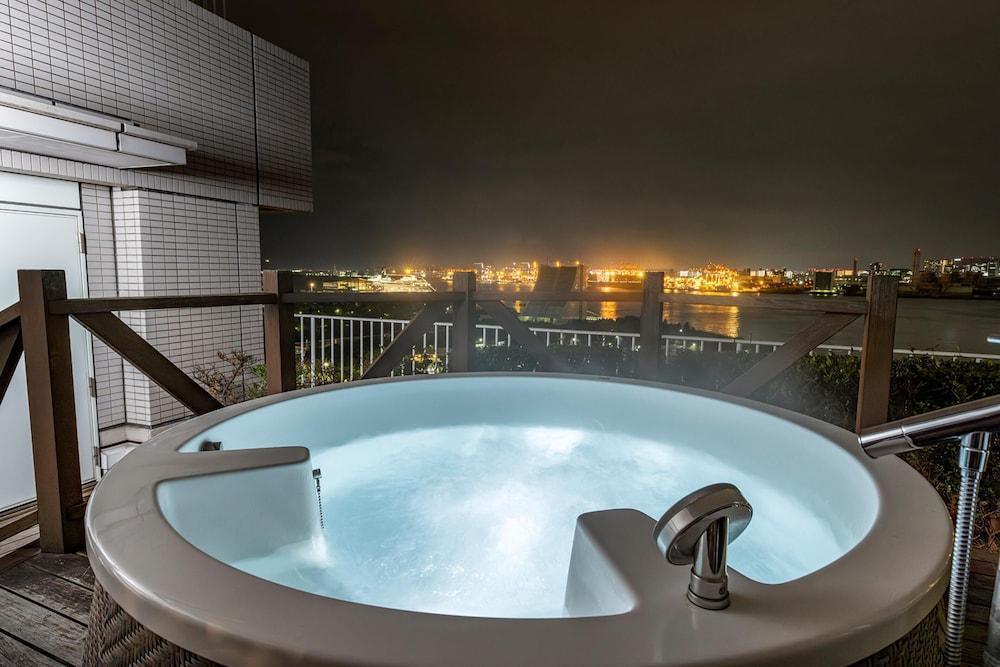 Hilton Tokyo Odaiba Room Type - Twin Terrace Suite - Non-Smoking - 66sqm - Terrace with Whirlpool - Executive Lounge Access Hilton Tokyo Odaiba Room Type - Twin Terrace Suite - Non-Smoking - 66sqm - Terrace with Whirlpool - Executive Lounge Access