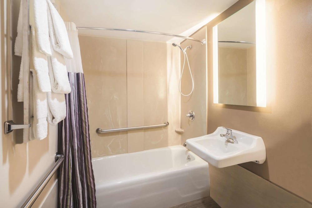 La Quinta Inn & Suites by Wyndham Brooklyn Downtown - Tap to explore photos