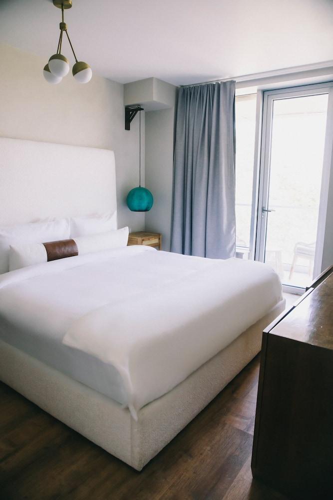 CODA Williamsburg Room Type - Superior Room, 1 Queen Bed, Balcony