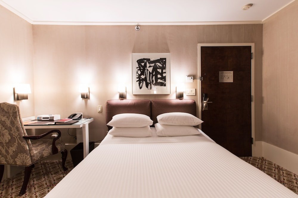City Club Hotel Room Type - Luxury Room, 1 Queen Bed City Club Hotel Room Type - Luxury Room, 1 Queen Bed