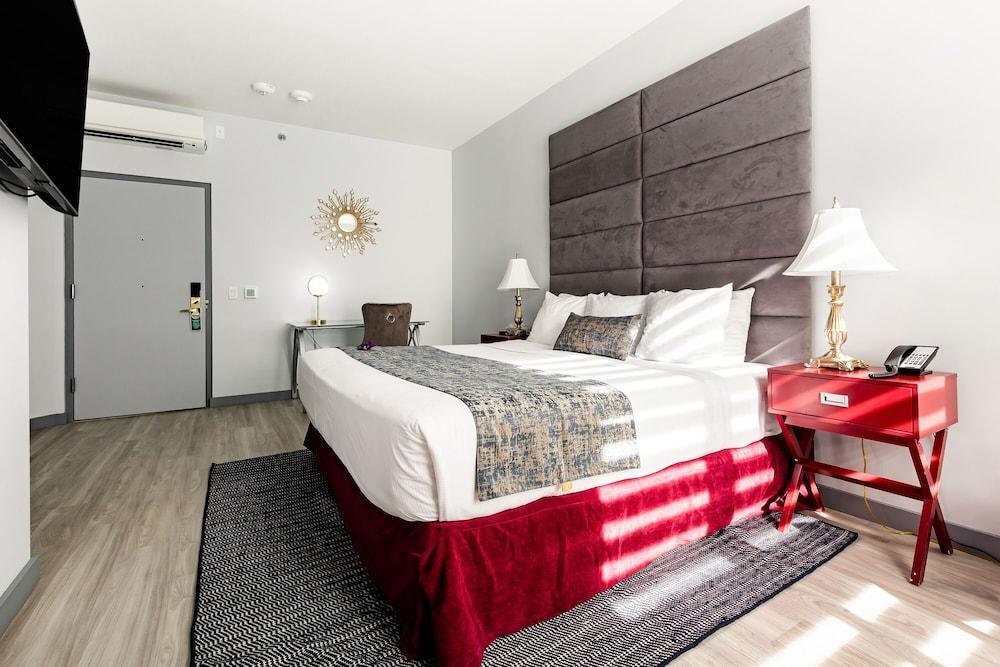 Hotel St. James Room Type - One King Bed, Accessible