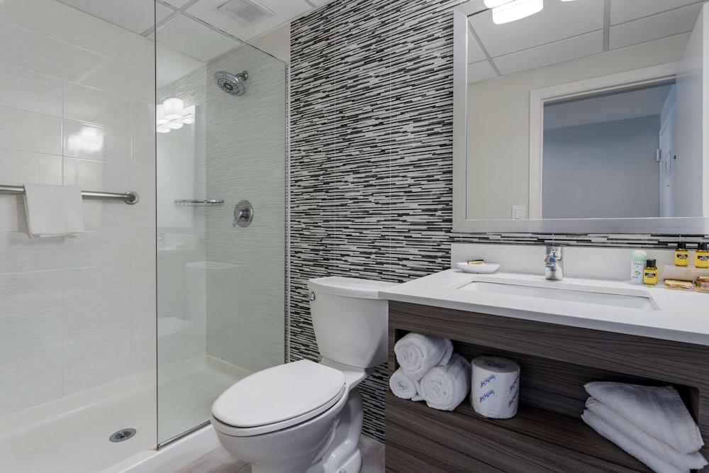 Best Western Plus Brooklyn Bay Hotel - Tap to explore photos