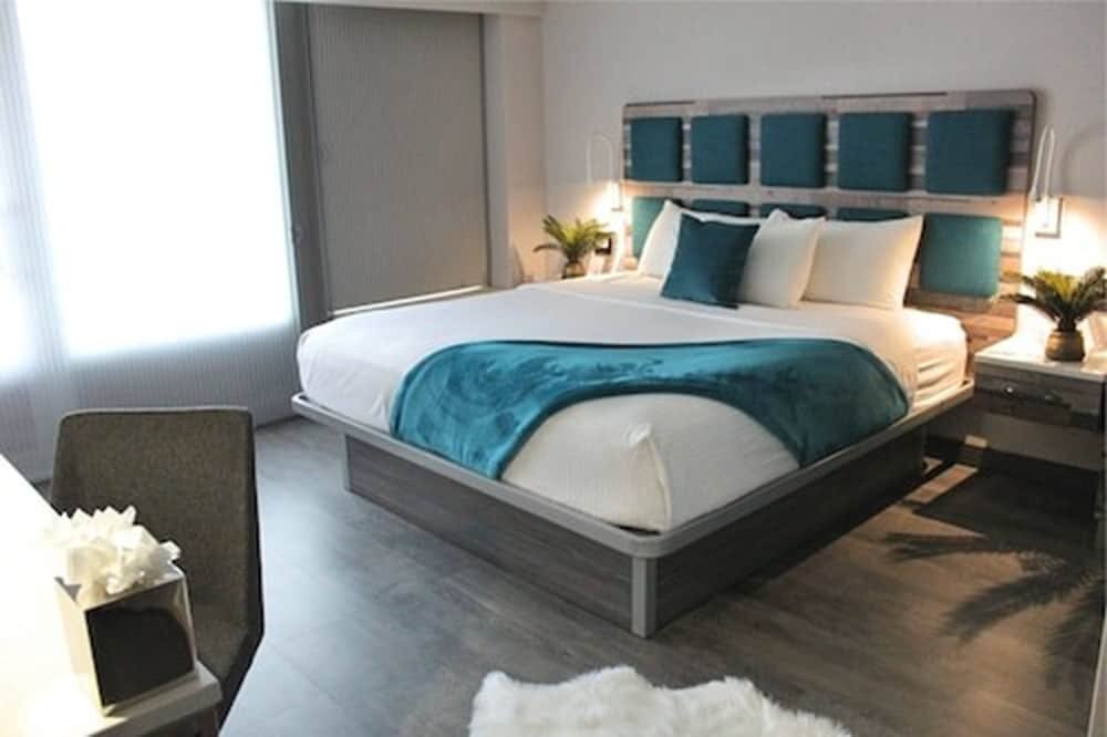 Hotel Le Bleu Room Type - Signature Collection King Bed Mobility Accessible