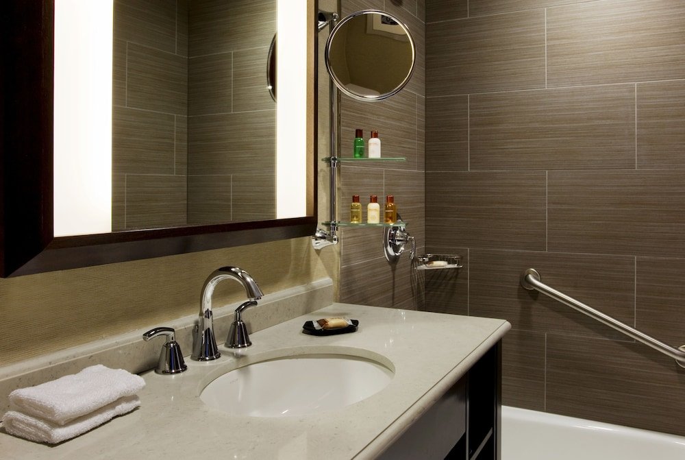 Sheraton Brooklyn New York Hotel Room Type - Room, 1 King Bed (Mobility/Hearing Access, Roll-In Shwr)