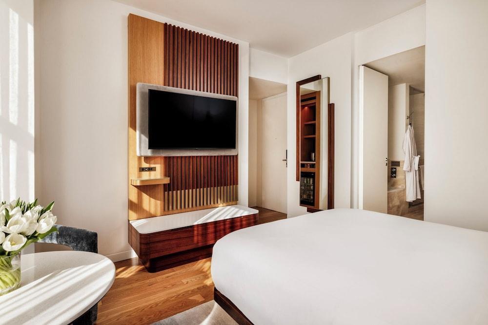 The Bryant Park Hotel Room Type - Deluxe Room, 1 Queen Bed
