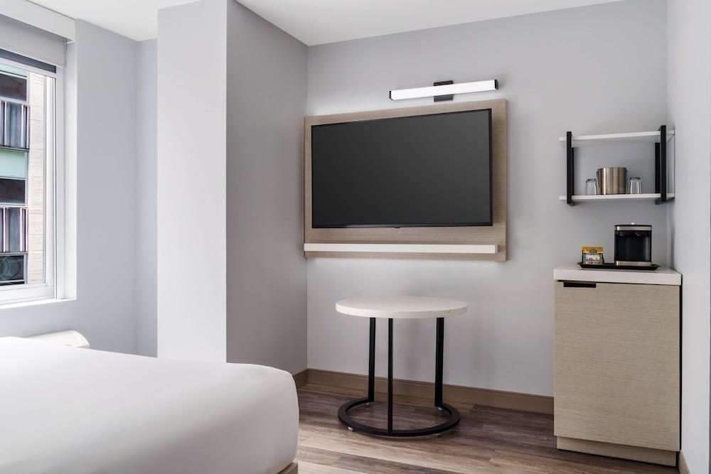 DoubleTree by Hilton New York Midtown Fifth Ave Room Type - Studio Suite, 1 King Bed, Accessible (Roll-In Shower)