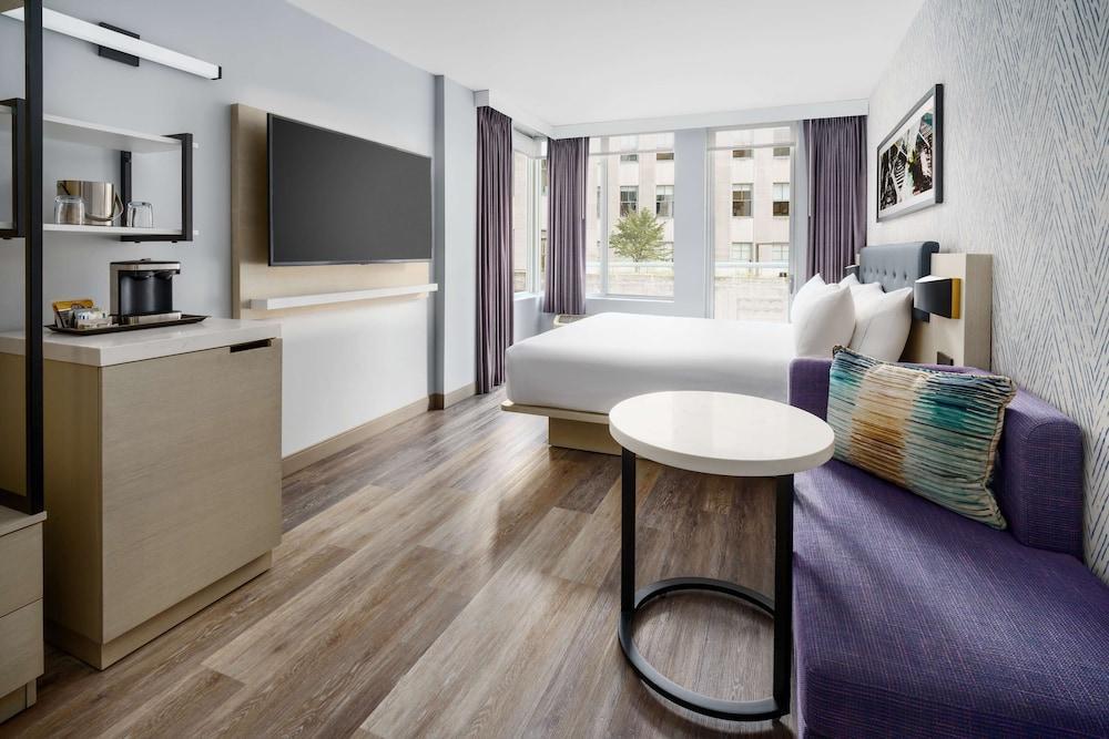 DoubleTree by Hilton New York Midtown Fifth Ave Room Type - Room, 1 Queen Bed, Balcony