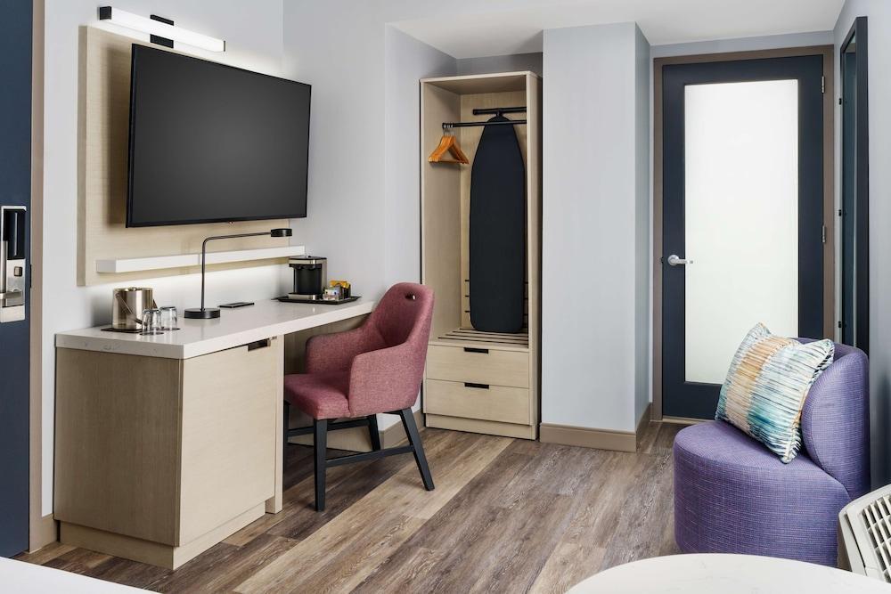 DoubleTree by Hilton New York Midtown Fifth Ave Room Type - 1 KING BED