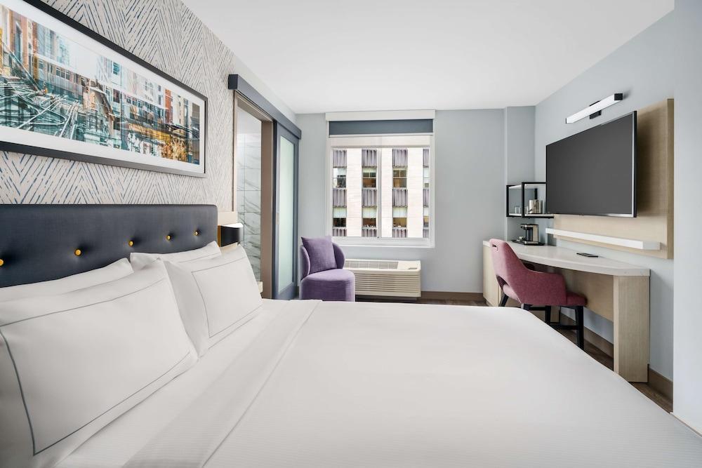 DoubleTree by Hilton New York Midtown Fifth Ave Room Type - 1 QUEEN BED