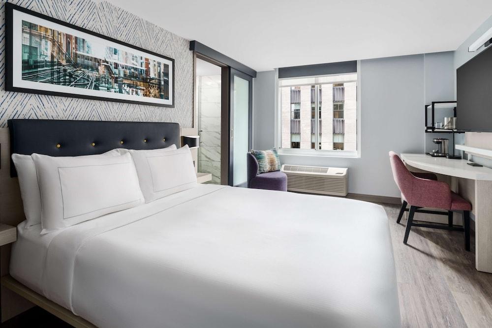 DoubleTree by Hilton New York Midtown Fifth Ave Room Type - Room, 1 Queen Bed, City View