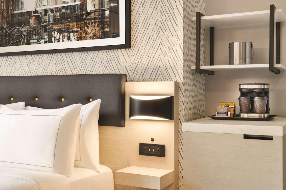 DoubleTree by Hilton New York Midtown Fifth Ave Room Type - Studio Suite, 1 King Bed