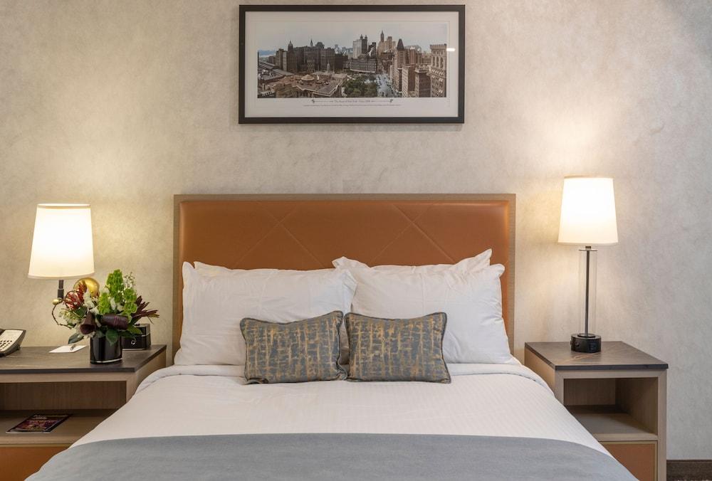 Broadway Plaza Hotel Room Type - Deluxe Room, 1 Queen Bed