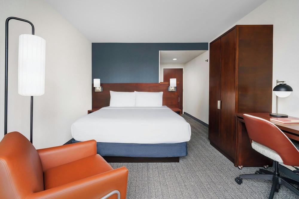 Courtyard by Marriott New York Manhattan/Upper East Side Room Type - Room, 1 King Bed, City View (High Floor) Courtyard by Marriott New York Manhattan/Upper East Side Room Type - Room, 1 King Bed, City View (High Floor)
