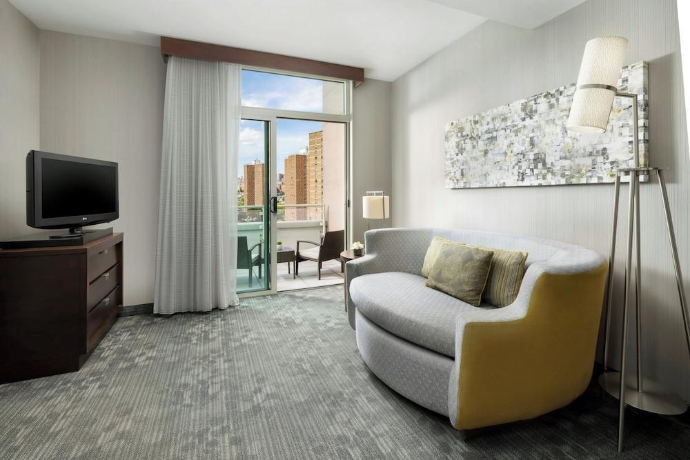 Courtyard by Marriott New York Manhattan/Upper East Side - Tap to explore photos