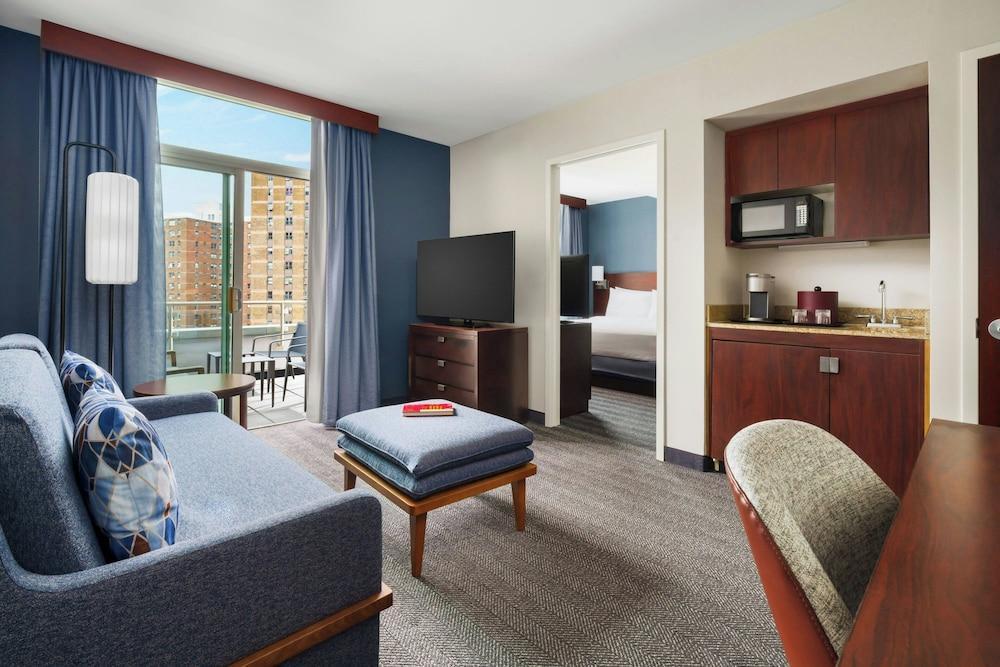 Courtyard by Marriott New York Manhattan/Upper East Side Room Type - Suite, 1 Bedroom, Balcony (High Floor)