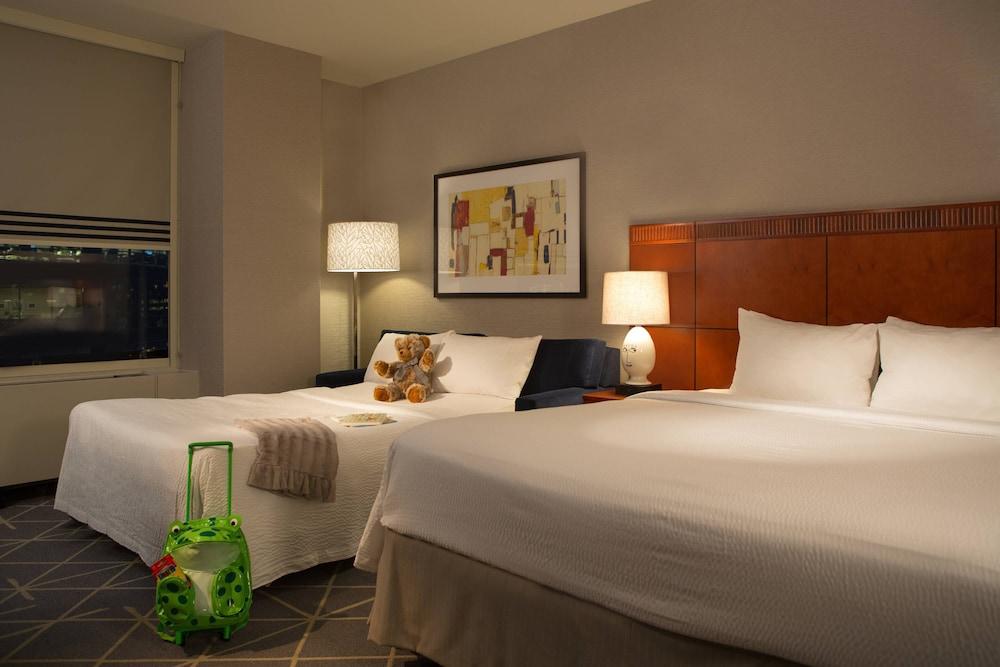 Courtyard by Marriott New York City Manhattan Midtown East - Tap to explore photos