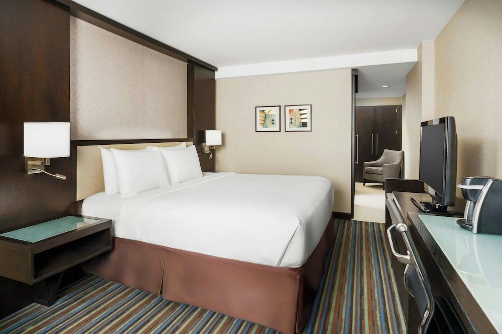 Courtyard by Marriott New York Manhattan/Times Square Room Type - Premium Room, 1 King Bed