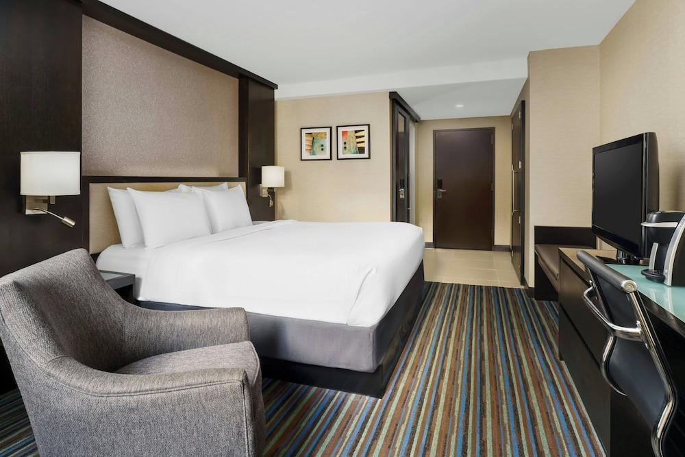 Courtyard by Marriott New York Manhattan/Times Square Room Type - Executive Room, 1 King Bed