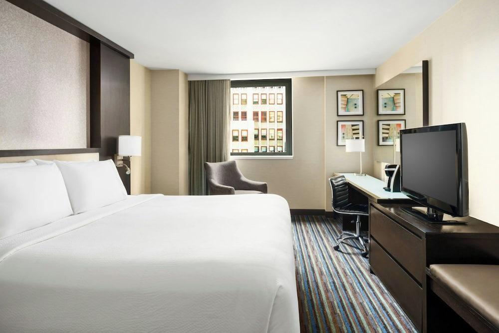 Courtyard by Marriott New York Manhattan/Times Square Room Type - King Room