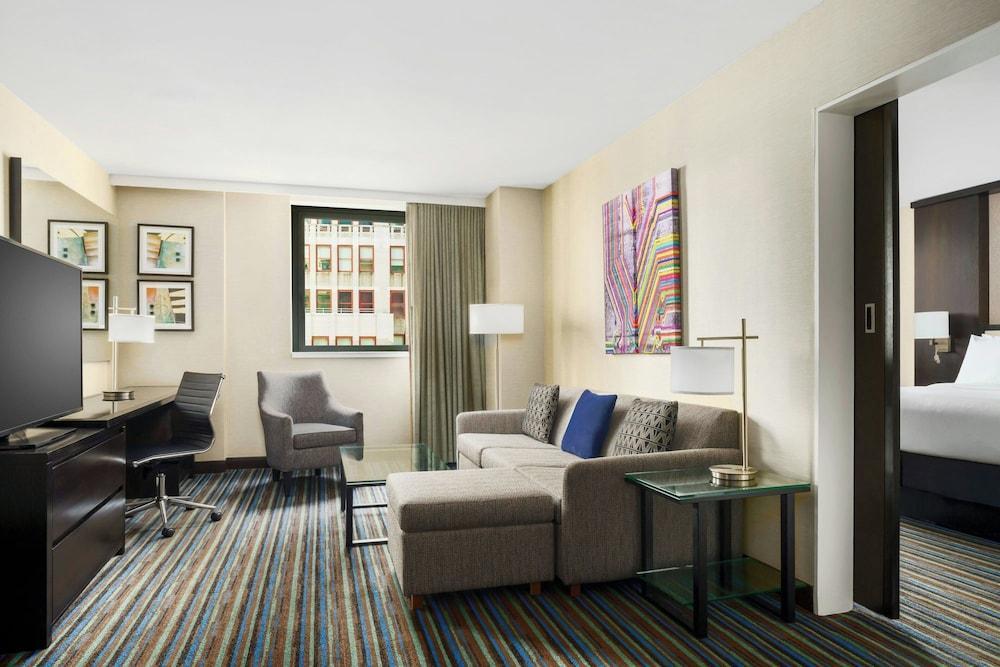 Courtyard by Marriott New York Manhattan/Times Square Room Type - Executive Suite, 1 King Bed