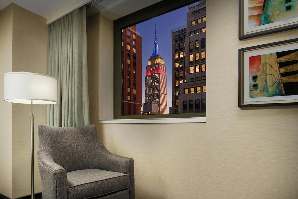 Courtyard by Marriott New York Manhattan/Times Square Room Type - Room, 1 King Bed (Mobility/Hearing Accessible, Tub)