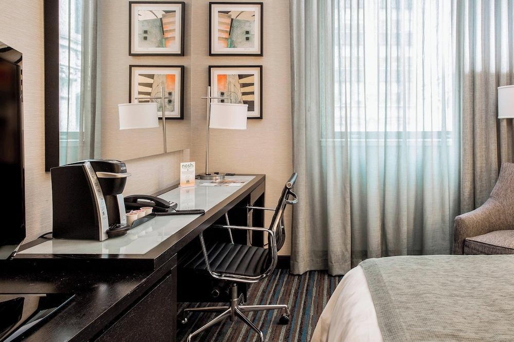 Courtyard by Marriott New York Manhattan/Times Square Room Type - Executive Suite, 1 King Bed (Mobility/Hearing Accessible, Tub)