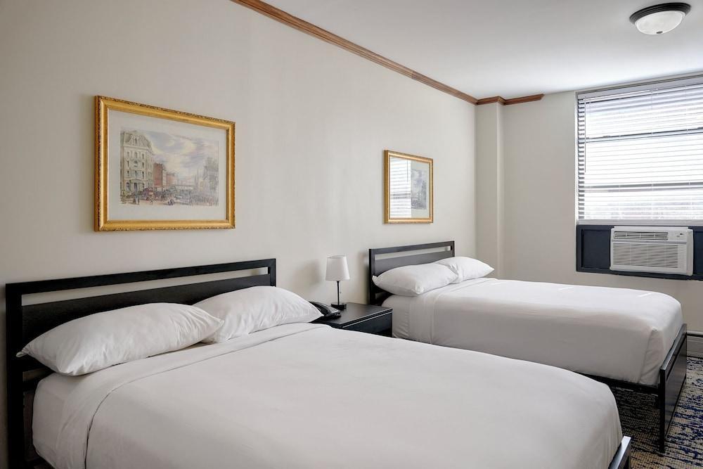 Night Hotel Broadway Room Type - Gold, 2 Full Beds