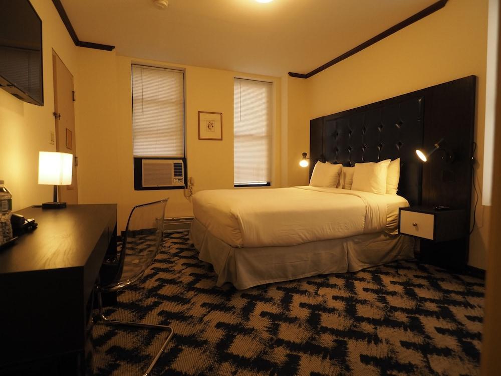 Night Hotel Broadway Room Type - Gold, 1 Queen Bed