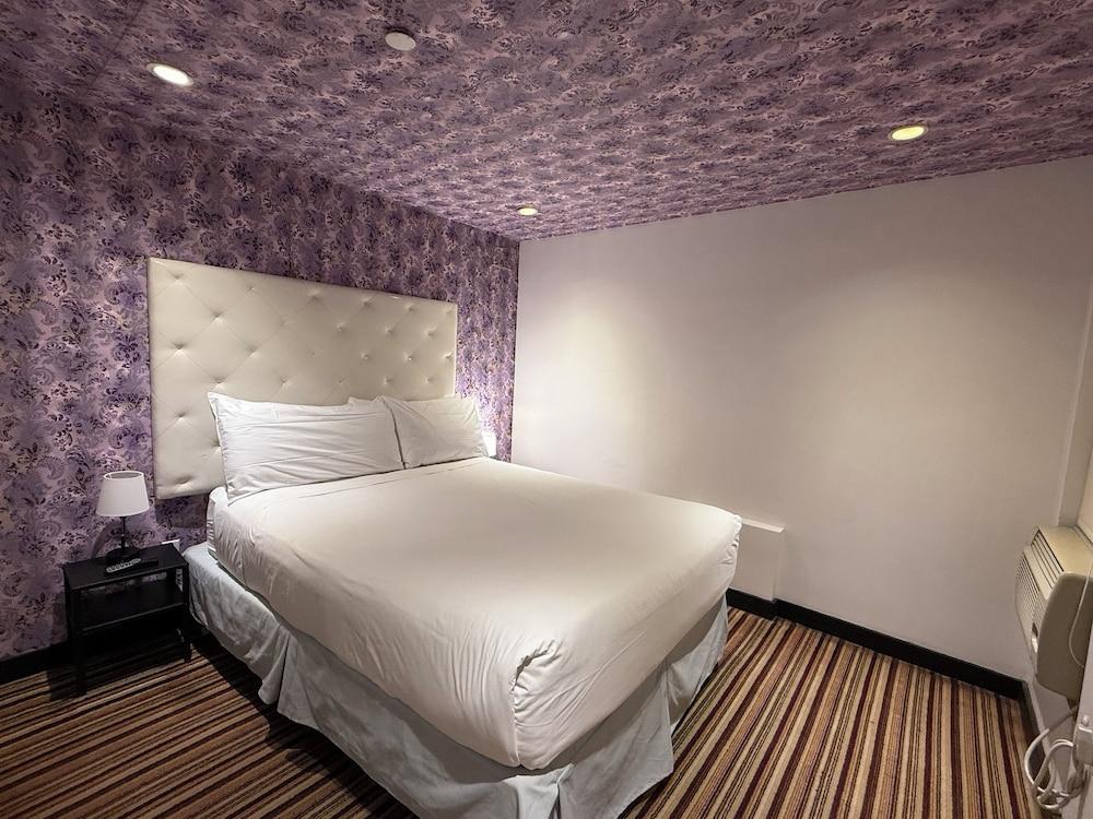 Night Hotel Broadway Room Type - Silver One Bedroom Suite