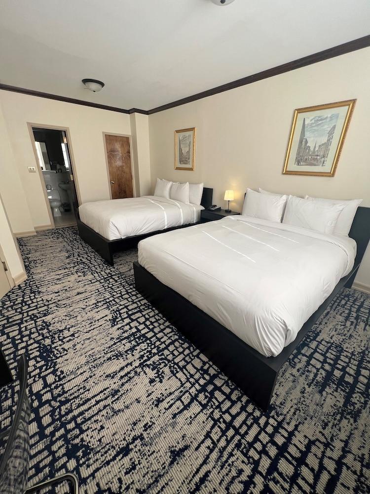 Night Hotel Broadway Room Type - Gold, 2 Queen Beds
