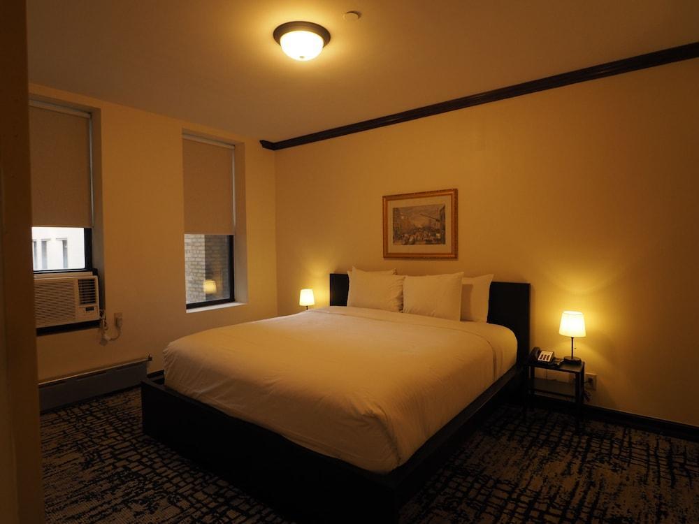 Night Hotel Broadway Room Type - Gold, 1 King Bed