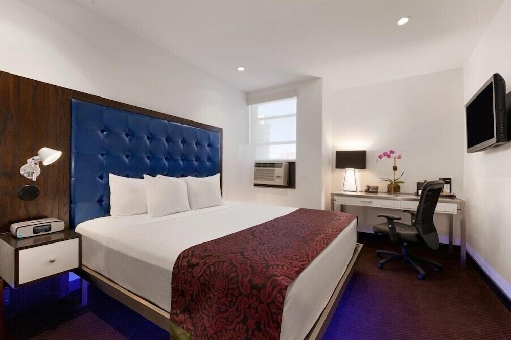 Night Hotel Broadway Room Type - Silver, 1 King Bed