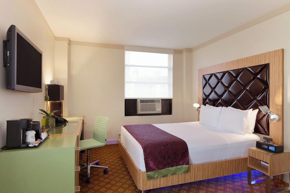 Night Hotel Broadway Room Type - Silver, 1 Queen Bed
