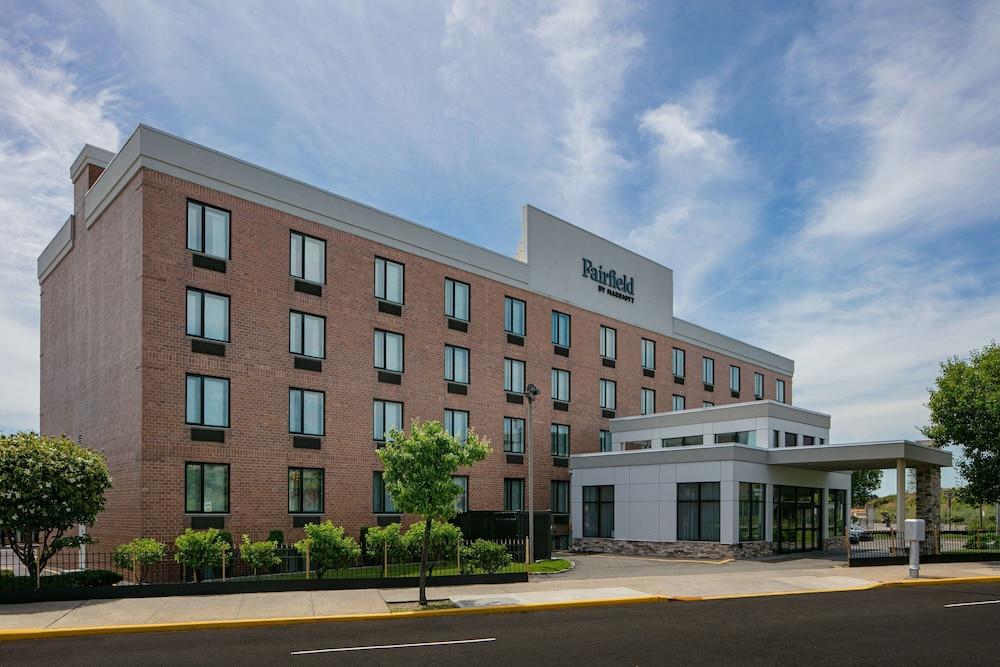 Fairfield Inn by Marriott JFK Airport - Tap to explore photos