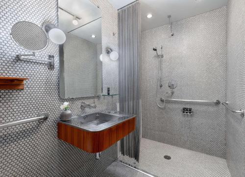 Dream Downtown, by Hyatt Room Type - King Room with Roll-in Shower and Pool Access