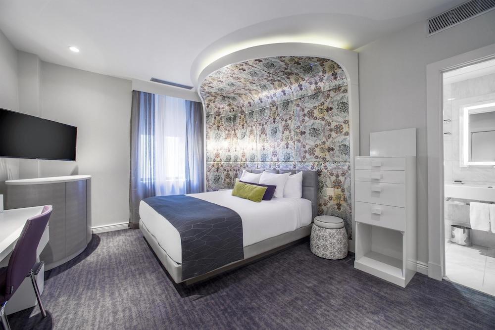 Dream Midtown, by Hyatt Room Type - Room, 1 Queen Bed, Accessible (Bronze, Roll-in Shower) Dream Midtown, by Hyatt Room Type - Room, 1 Queen Bed, Accessible (Bronze, Roll-in Shower)