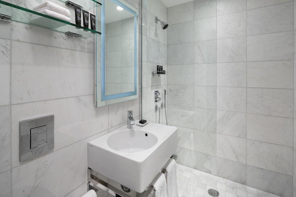 Dream Midtown, by Hyatt Room Type - Room, 1 King Bed (Gold)