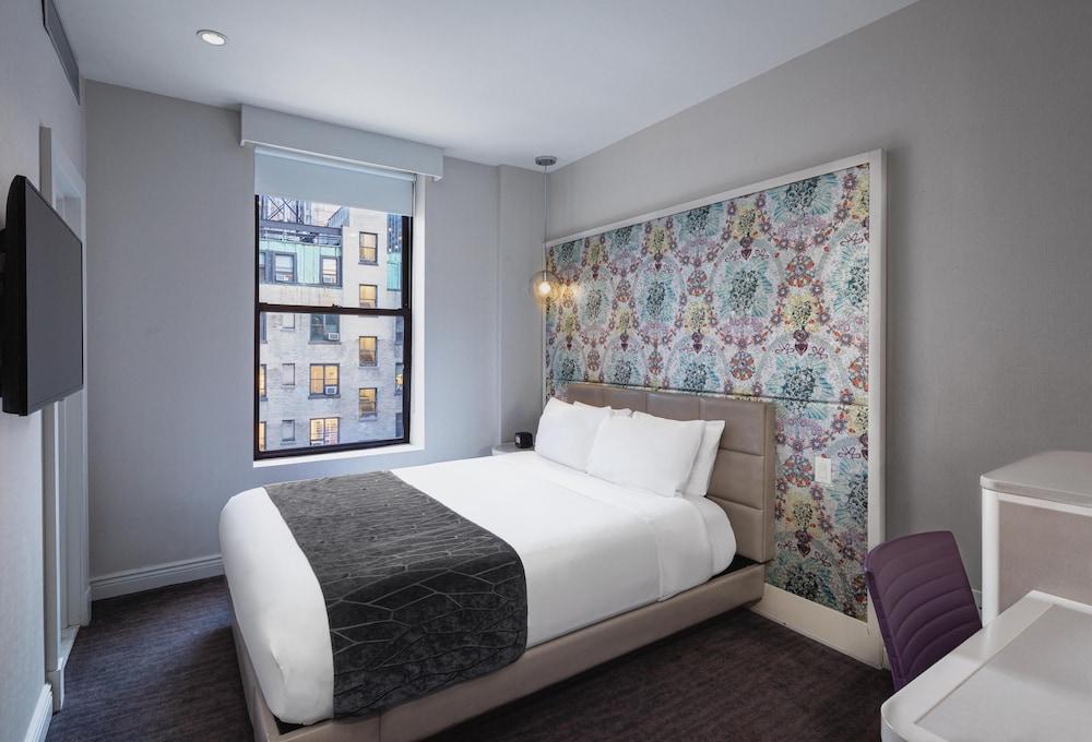 Dream Midtown, by Hyatt Room Type - Room, 1 Queen Bed (Bronze)