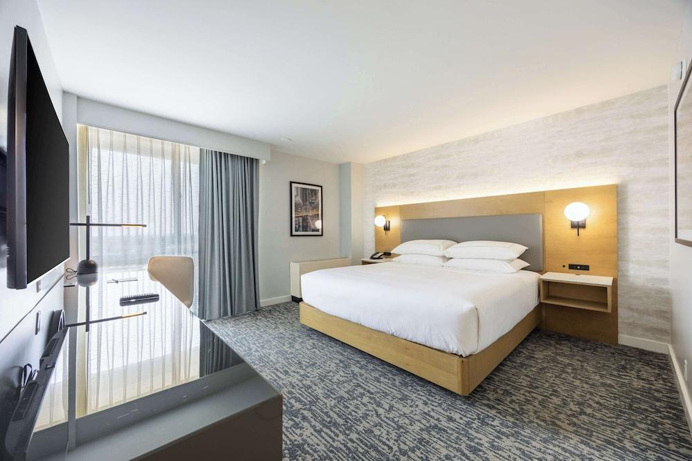 DoubleTree by Hilton New York JFK Airport Room Type - Room, 1 King Bed