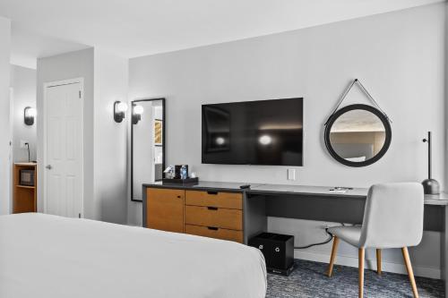 DoubleTree by Hilton New York JFK Airport - Tap to explore photos