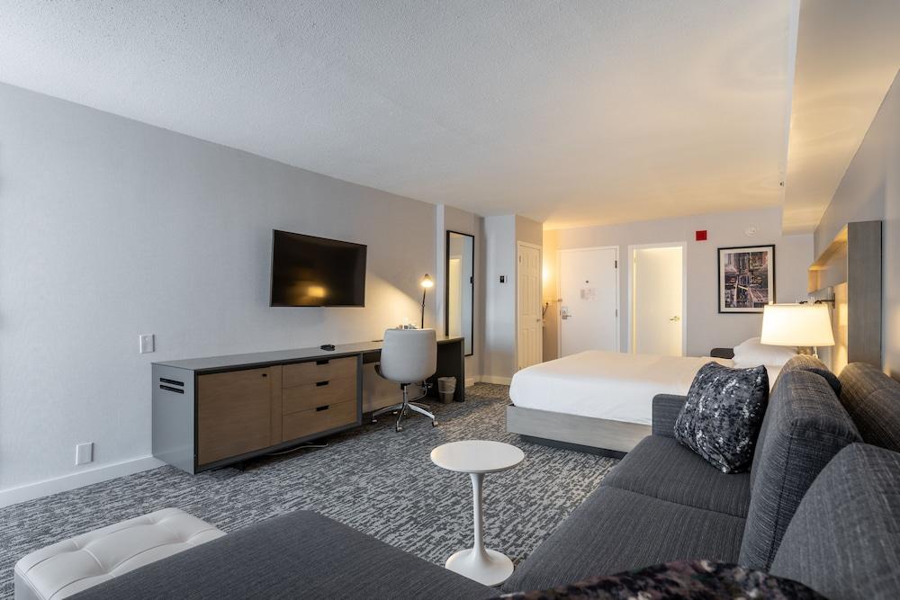 DoubleTree by Hilton New York JFK Airport Room Type - Junior Suite, 1 King Bed