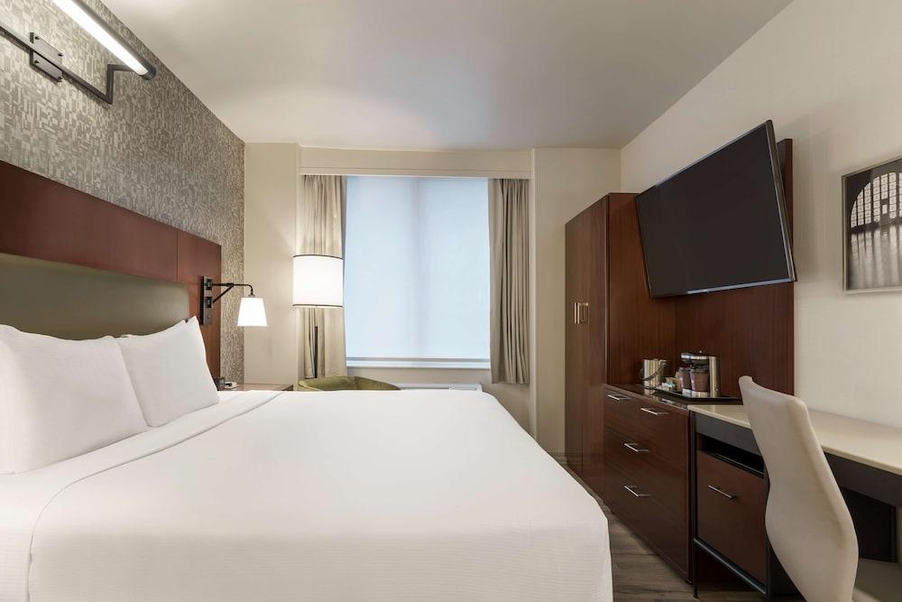 DoubleTree by Hilton New York Downtown Room Type - Room, 1 King Bed, Non Smoking