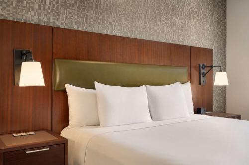 DoubleTree by Hilton New York Downtown Room Type - King Room with City View