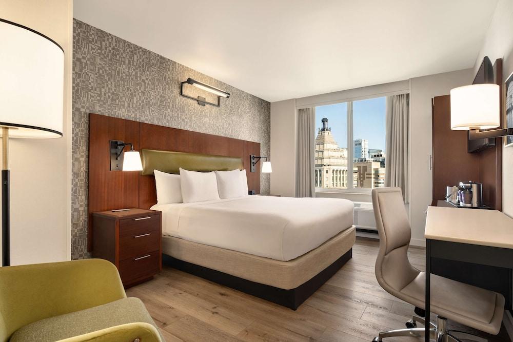 DoubleTree by Hilton New York Downtown Room Type - Room, 1 King Bed, City View