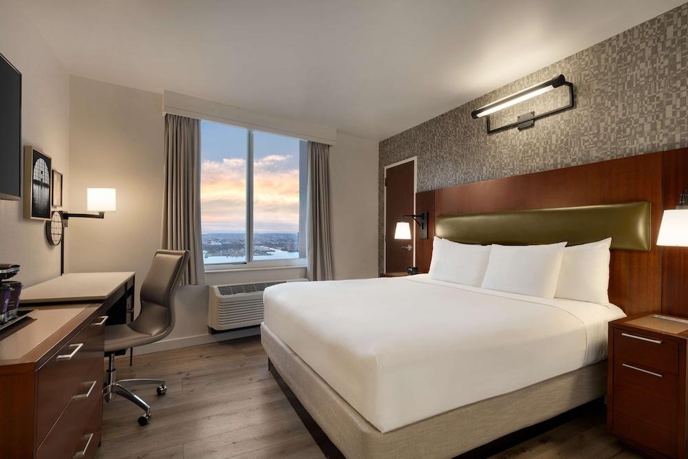 DoubleTree by Hilton New York Downtown Room Type - Deluxe Room, 1 King Bed, River View
