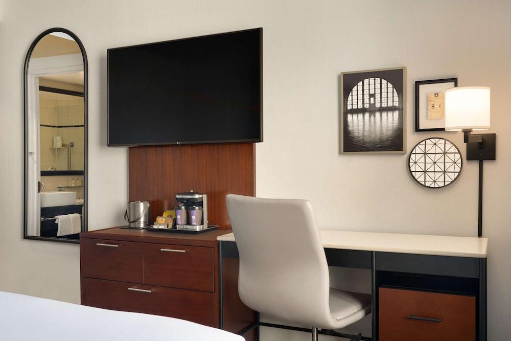 DoubleTree by Hilton New York Downtown Room Type - Room, Accessible, Non Smoking (Roll-in Shower)